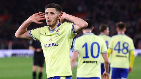 Ross Stewart celebrates after scoring against Arsenal
