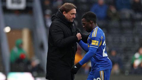 Daniel Farke shakes hands with Wilfried Gnonto