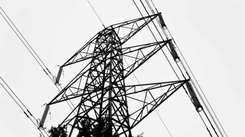 A pylon from the ground facing up. The sky surrounding it is grey.