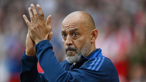 Nuno Espirito Santo claps his hands