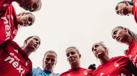 Nottingham Forest Women in a huddle