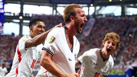 Jude Bellingham and Anthony Gordon celebrating Harry Kane's goal.