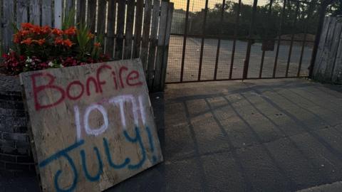 A sign that says bonfire 10th july
