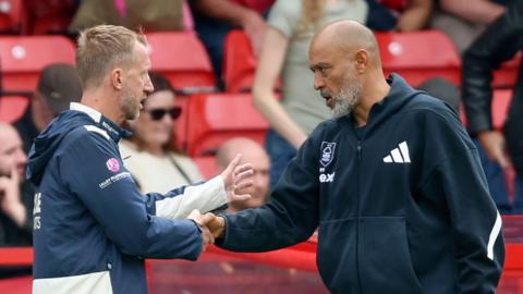 Graham Potter and Nuno Espirito Santo shake hands