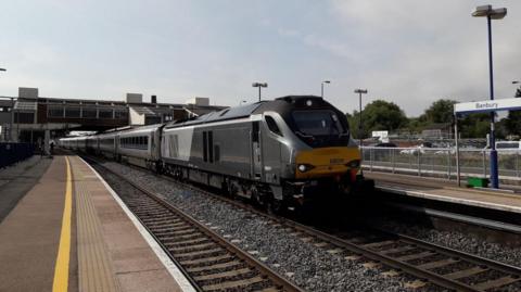 Train pulling into Banbury train station