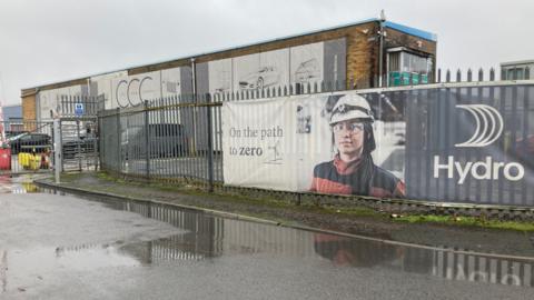 Safle Norsk Hydro ym Medwas