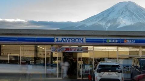 Mount Fuji pictured behind a shop in Japan
