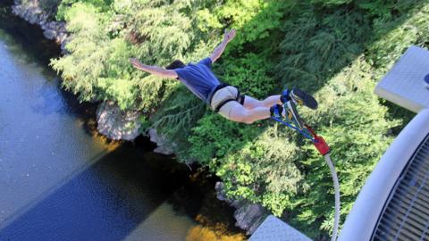 Ramsay MacMahon a' dèanamh leum bungee