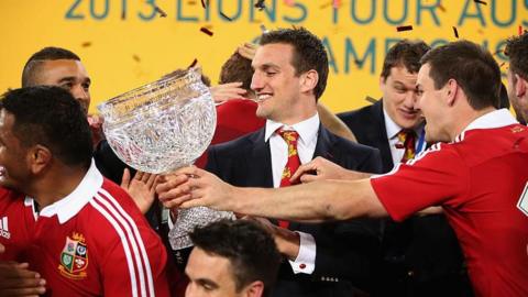 Sam Warburton holding trophy 