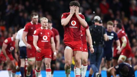 Eddie James o Gymru yn edrych yn ddigalon ar ôl i George Turner o'r Alban sgorio pedwerydd cais ei dîm yn ystod gêm Chwe Gwlad rhwng Cymru a'r Alban yn Stadiwm Principality ar 21 Chwefror.