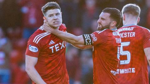 Aberdeen's Kevin Nisbet and Graeme Shinnie celebrate