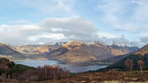 Loch Dubhthaich bho sgìre Ratagain