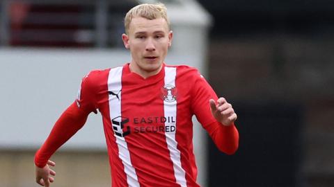 Jordan Brown playing for Leyton Orient against Shrewsbury Town in January 2025
