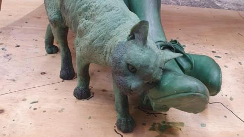 Close up of the feet and cat in the sculpture