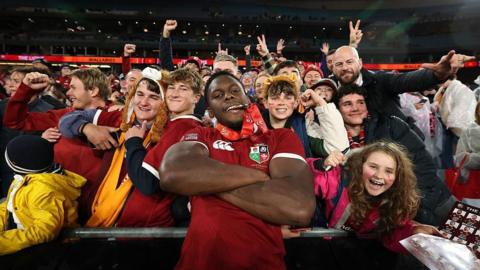 Maro Itoje with Lions fans