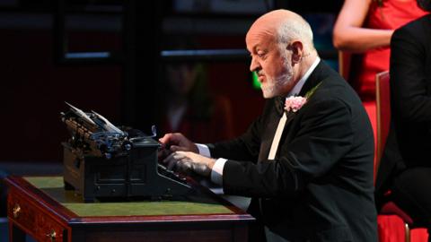 Bill Bailey playing a typewriter