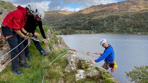Tîm Achub Mynydd Dyffryn Ogwen yn Llyn Gwynant
