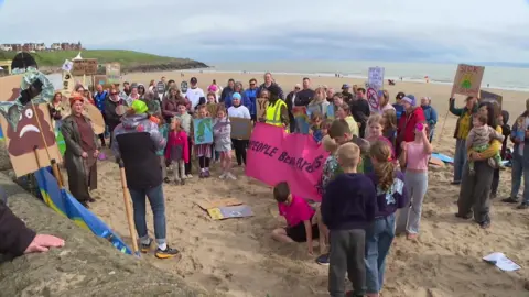 Protest yn Ynys y Barri