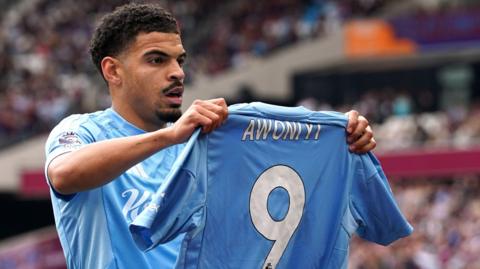 Morgan Gibbs-White celebrates with Taiwo Awoniyi's shirt