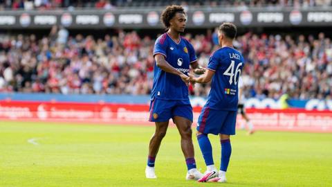 Shea Lacey of Manchester United celebrates with Joshua Zirkzee