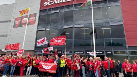 Llun o'r cefnogwyr yn protestio 