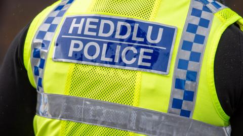 Cefn swyddog heddlu