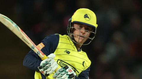 Ben Mayes in action for Hampshire Hawks