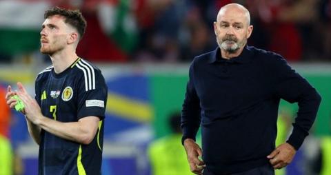 Andy Robertson and Steve Clarke look dejected