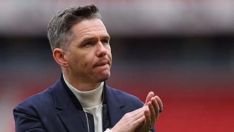Marc Skinner clapping