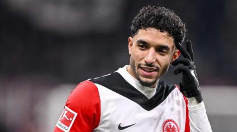 Omar Marmoush points to his head while playing for Eintracht Frankfurt