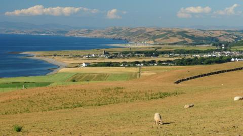 Caeau sych yn ardal Aberaeron