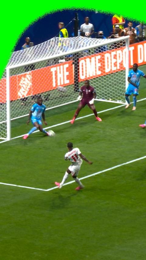 Marcus Rashford's shot blocked by Aaron Wan Bissaka