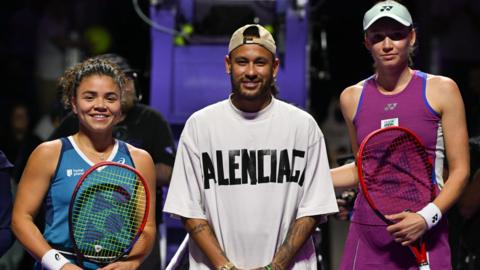 Jasmine Paolini and Elena Rybakina with Brazil footballer Neymar at the WTA Finals