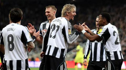Nick Woltemade celebrates with his Newcastle United team-mates after scoring against Spurs in the Carabao Cup tie at St James' Park on 29 October, 2025