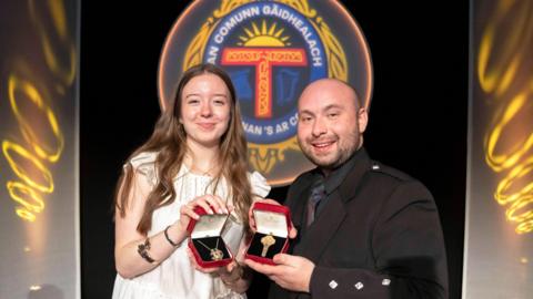  Caitlyn Yule agus Fionnlagh Iain Morse le Buinn Òir a' Chomuinn Ghàidhealaich aig a' Mhòd ann an Loch Abar an 2025