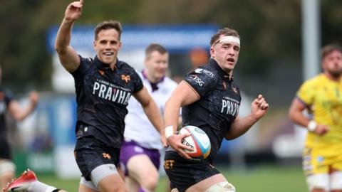Morgan Morse runs in to score a try for Ospreys