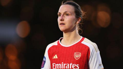 Lotte Wubben-Moy playing for Arsenal