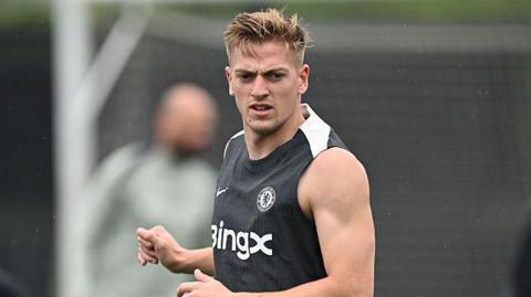 Liam Delap in Chelsea training