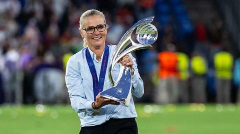 Sarina Wiegman with the Euros trophy in 2025.