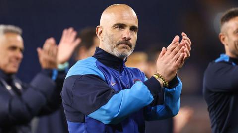 Enzo Maresca claps supporters