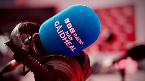 Mic le BBC Radio nan Gàidheal sgrìobhte air