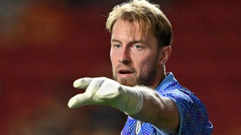 Goalkeeper Joe Lumley in action for Bristol City