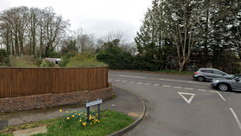 A road sign at Groveside, Great Bookham