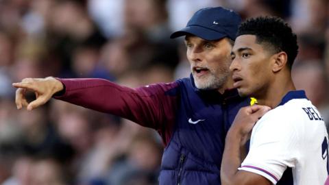 Thomas Tuchel speaks to Jude Bellingham