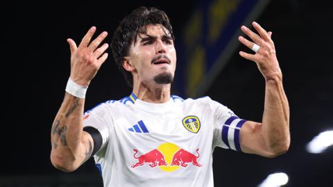 Pascal Strujik of Leeds United celebrates after scoring a goal to make it 1-0