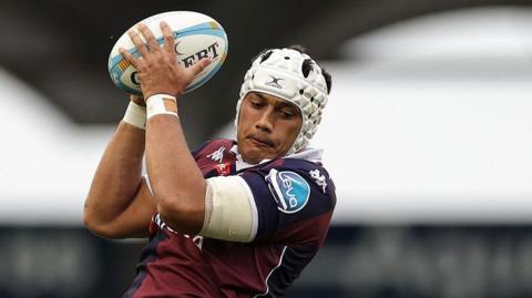 Temo Matiu catching the ball at a line-out