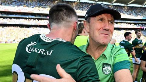 Jack O'Connor congratulates Sean O'Shea