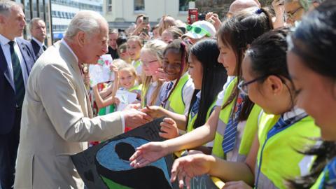 The King meets schoolchildren