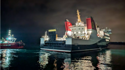 An MV Isle of Islay a' fàgail na Tuirce