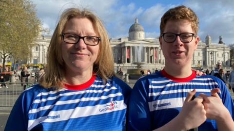 Llun o Helen Mainwaring (L) a'i mab Gareth.